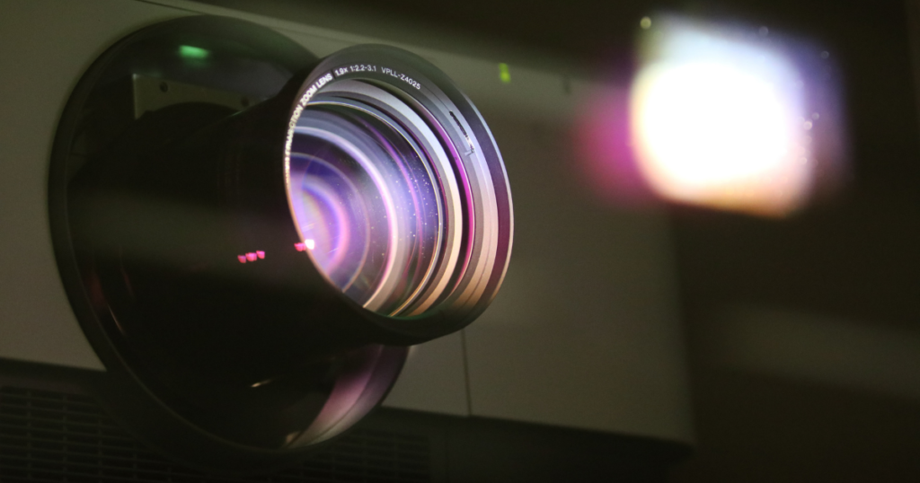 防衛機制の「投影」とは？自分の感情を他人に映し出す心の仕組み