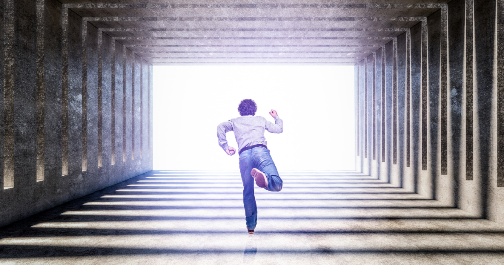 防衛機制の「逃避」とは？心を守る"緊急避難"の仕組み